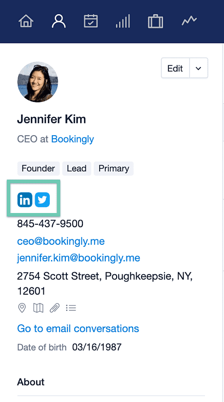 A contact with LinkedIn and Twitter buttons added to details